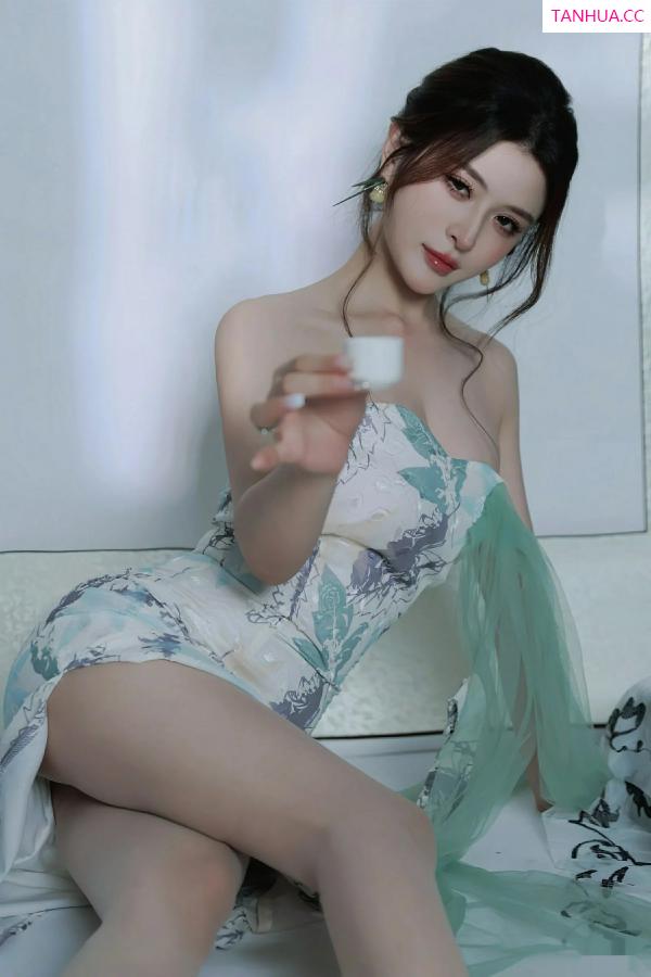   [XiuRen]高清写真图 2025.08.27 No.10694 阿依莎 浅色古风第11张图片